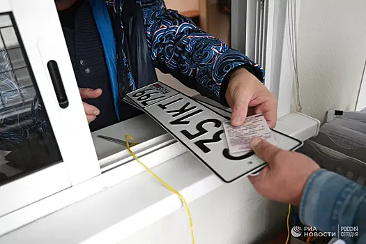 В Херсонской и Запорожской областях переводят машины на номера РФ