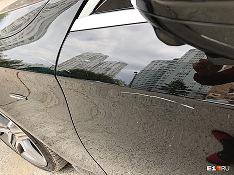 В Екатеринбурге камера наблюдения сняла, как мужчина поцарапал Mercedes за 10 миллионов и сбежал