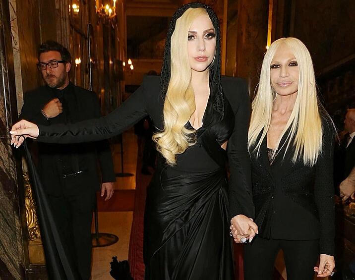 Леди Гага vs. Донателла Версаче — два маленьких «монстра» в черном.