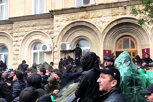 В Абхазии оппозиция заблокировала здание администрации президента