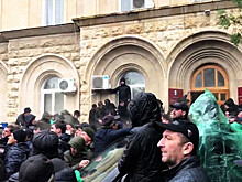 Протестующие в Абхазии добрались до оружия