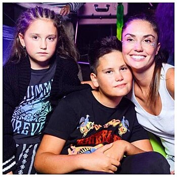 Скинула свои обязанности на других! Агата Муцениеце о воспитании детей