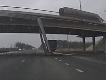 Отвалившийся кусок моста едва не упал на машину во Владимирской области. Видео