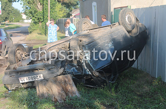 В Красноармейске пьяный водитель попал в аварию и перевернул на крышу своё авто