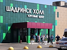 В Шадринске вход в ТРЦ, где был Якушев, закрыли газовой трубой на деревянной подпорке