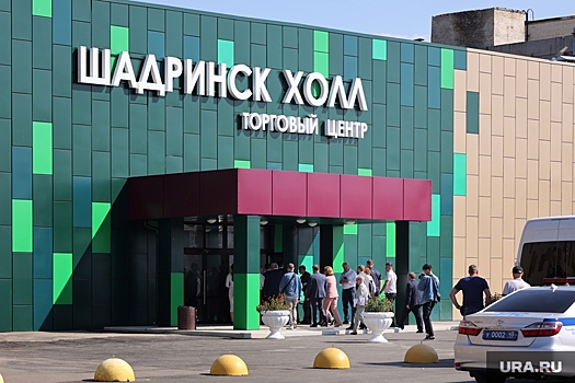 В Шадринске вход в ТРЦ, где был Якушев, закрыли газовой трубой на деревянной подпорке