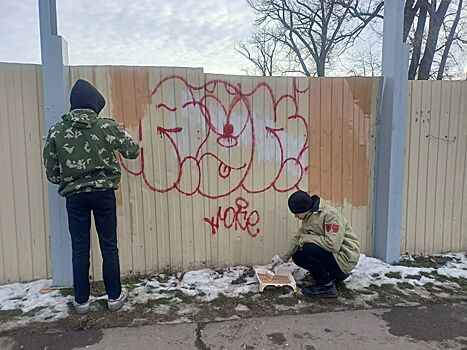 В Армавире волонтеры помогают бороться с граффити и рекламой наркотических средств