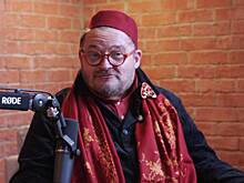 Покинувший Россию телеведущий объяснил критику в адрес эмигрировавших звезд