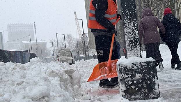 Московские коммунальщики круглосуточно устраняют последствия мощного снегопада