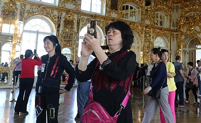 Лето 2019: Китайские туристы отдыхают на зависть бедным русским