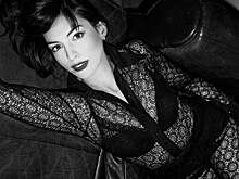 Актриса Энн Хэтэуэй снялась в прозрачной блузе на диване