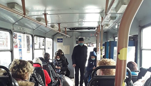 Сотрудники мэрии проверили пассажиров троллейбусов и автобусов