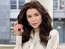 «Площадь Красная видна»: Анна Заворотнюк запечатлелась в одном из самых знаменитых ресторанов Москвы в цветочном платье