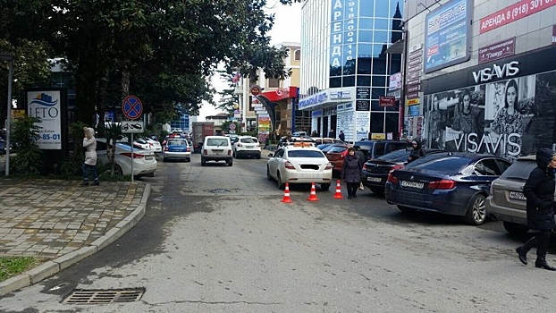 Таксист сбил двоих женщин в Сочи