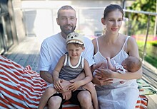 Жена Владимира Кристовского опубликовала фото с 4-месячной дочерью в одинаковых купальниках