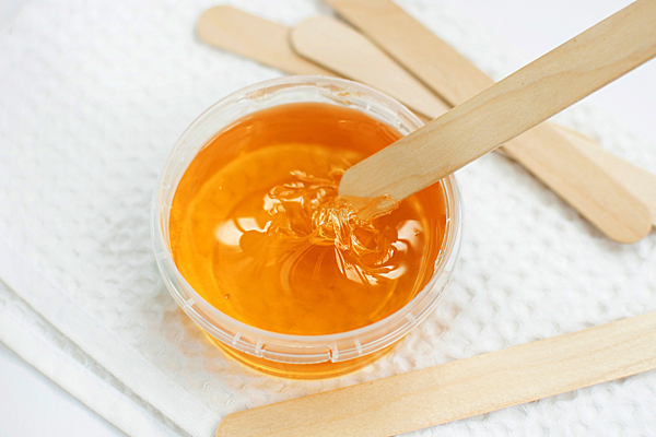 Можно ли сделать шугаринг из меда в домашних условиях: рецепты и способы приготовления