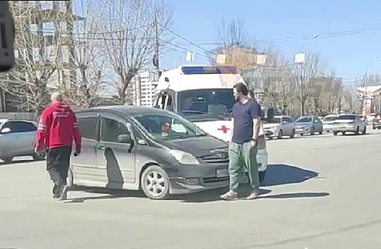 В Новосибирске на улице Большевистской произошло ДТП с участием автомобиля скорой помощи