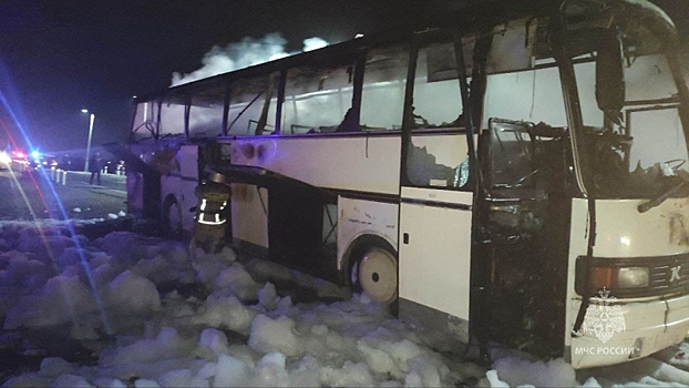 Рейсовый автобус с 38 пассажирами загорелся на трассе в Дагестане