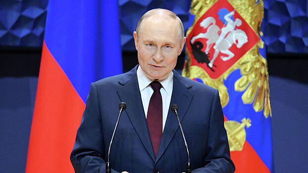 Путин посетил Петропавловский собор и возложил цветы к гробу Петра I в Петербурге