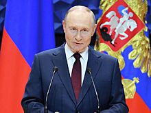 Путин посетил Петропавловский собор и возложил цветы к гробу Петра I в Петербурге