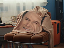 Tide cнял ролик про эмоциональное худи с лицом Джейсона Александера. Его покажут на Super Bowl