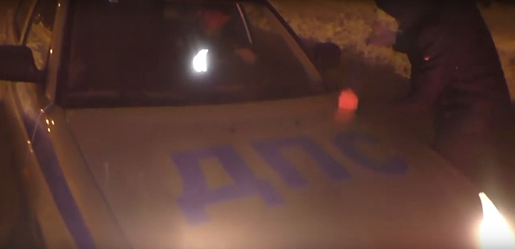 Видео: Сотрудник ДПС наехал пешеходу на ногу, после чего задержал его за матерный крик