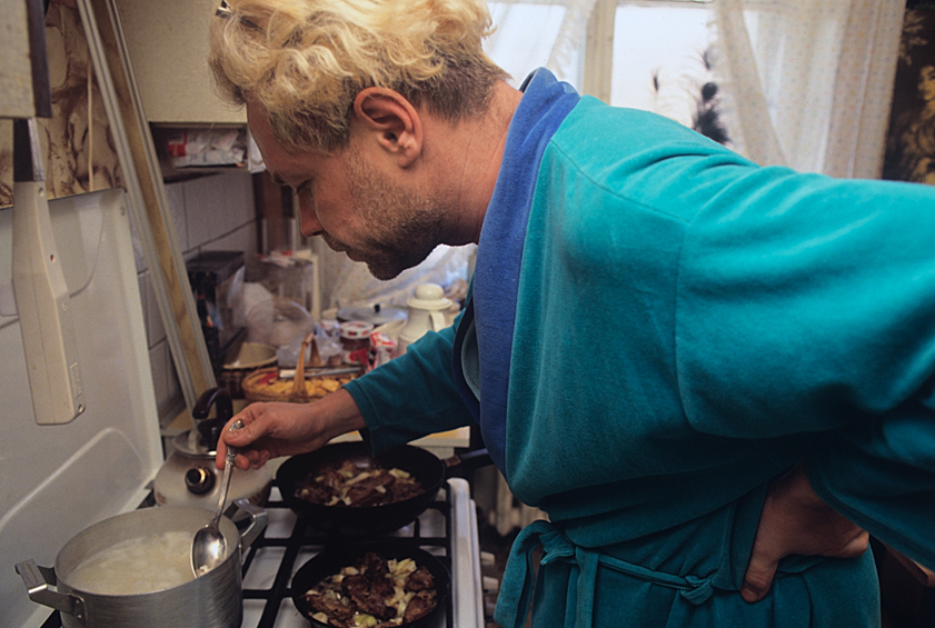 Заслуженный артист России Борис Моисеев у себя дома, 1996 год