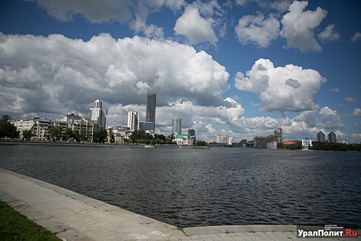 В центре Екатеринбурга меняют разбитую новую плитку