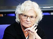 В Германии назвали причину отставки главы Минобороны
