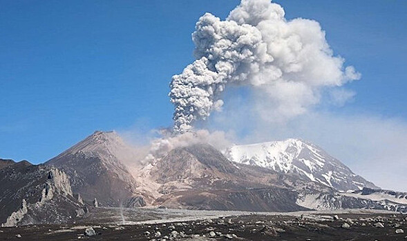 Вулкан на Курилах выбросил пятикилометровый столб пепла