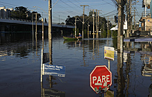 Число покинувших дома из-за наводнений на юге Бразилии превысило 300 тыс.