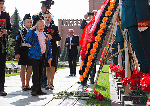 У Кремлевской стены в Москве почтили память главных маршалов артиллерии Николая Воронова и Митрофана Неделина