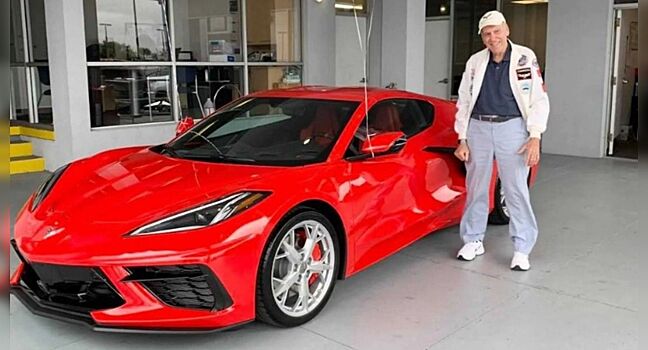 90-летний автолюбитель празднует день рождения с новым Chevy Corvette C8