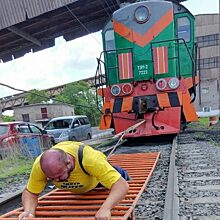 Приморский силач протащил на себе маневровый тепловоз с двумя вагонами