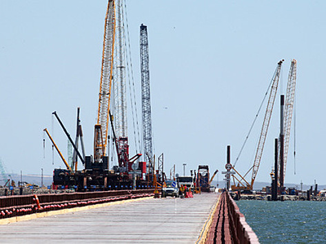 Начато бетонирование одной из двух главных опор Крымского моста