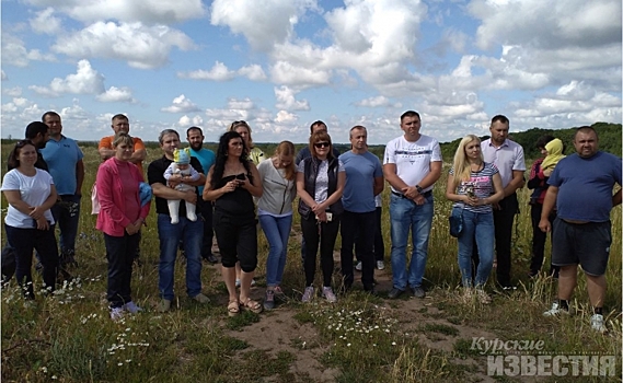 «Нас этой землёй наказали». В Курской области многодетным семьям дали участки в поле без коммуникаций