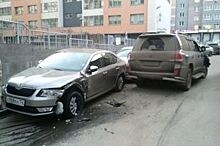 Внедорожник во дворе в центре Нижнего протаранил восемь автомобилей
