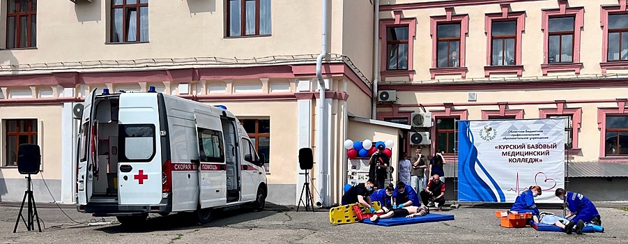 Курский Красный Крест передал медколледжу автомобиль скорой помощи