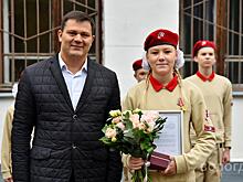 Вологжанке, спасшей мальчика, Мэр города Сергей Воропанов вручил памятный подарок