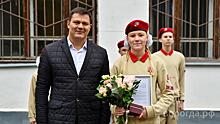 Вологжанке, спасшей мальчика, Мэр города Сергей Воропанов вручил памятный подарок