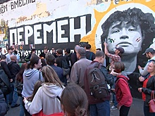 В День памяти Цоя поклонники творчества возлагают цветы к стене на Арбате