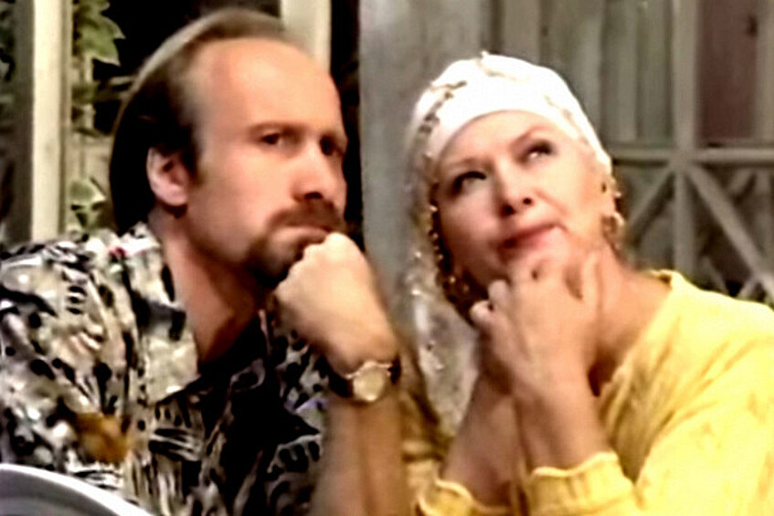 "Клубничка" Юрия Беленького стала первой попыткой создания российского ситкома (1996-1997) и  ориентировалась на популярную "Дежурную аптеку".