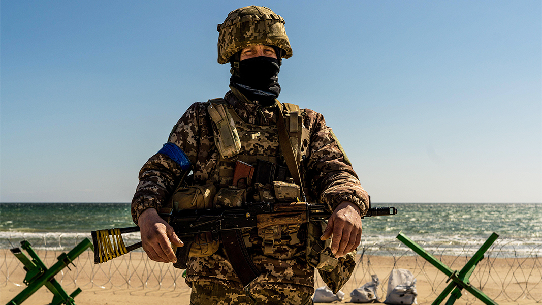 Одесситки вызволили несколько мужчин из микроавтобуса ТЦК