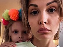 Пока салоны закрыты: 5-летняя дочь звезды сериала «Кухня» сделала маме трендовый маникюр