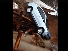 Автомобиль костромича упал в 15-метровую яму на дороге