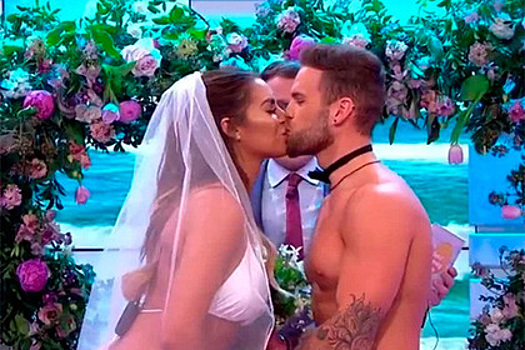 Участники британского шоу устроили «голую свадьбу» в прямом эфире