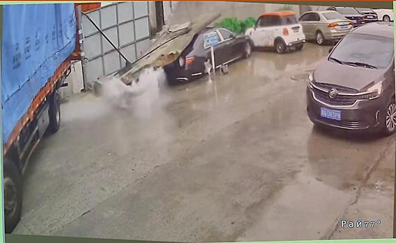 Водитель на грузовике опрокинул стену на Мерседес