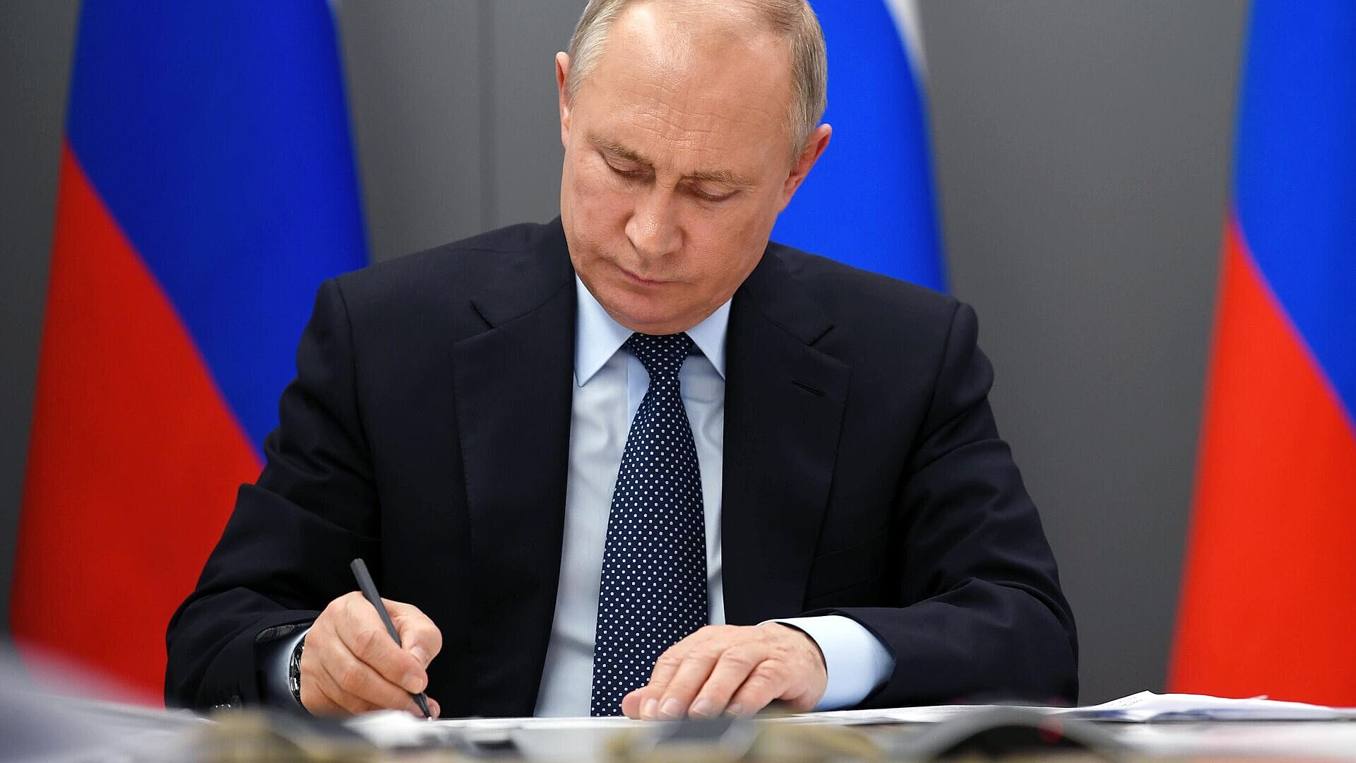Путин подписал закон об упрощении получения гражданства РФ гражданами Южной Осетии