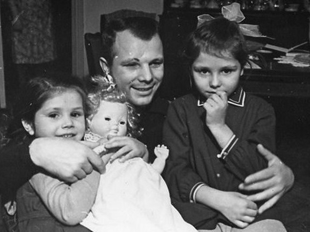 Гагарин с семьей фото. Семья Юрия Гагарина семья Юрия Гагарина. Дети Гагарина Юрия Алексеевича.