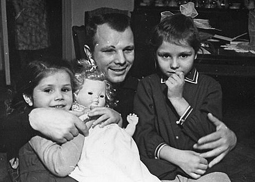 Что случилось с дочерьми Юрия Гагарина